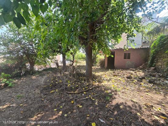  Casa de pueblo para reformar con 200 m2 de jardín - BARCELONA 