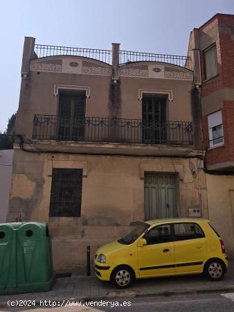 Casa de pueblo para reformar con 200 m2 de jardín - BARCELONA