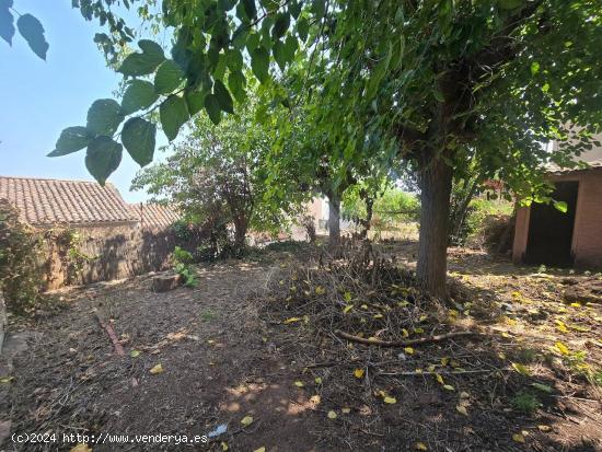 Casa de pueblo para reformar con 200 m2 de jardín - BARCELONA