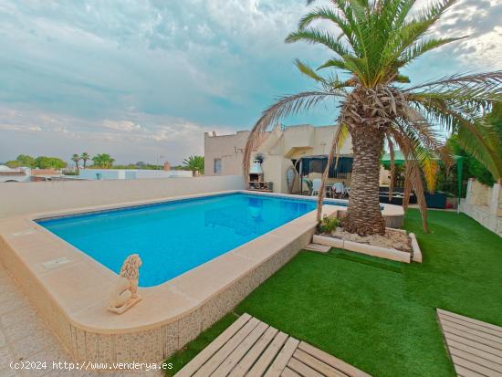  Venta de casa adosada con piscina privada en  Orihuela Costa - ALICANTE 