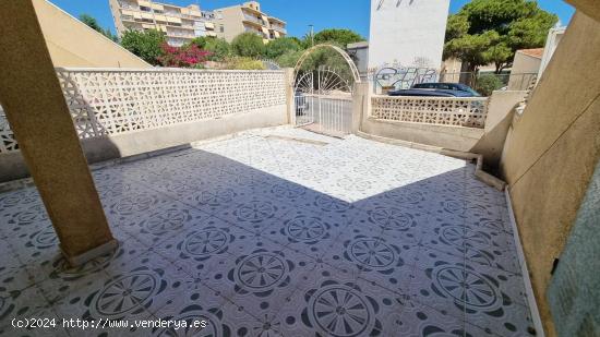 BUNGALOW EN PLANTA BAJA DE 2 DORMITORIOS CON PISCINA COMUNITARIA - ZONA LOS FRUTALES, TORREVIEJA - -