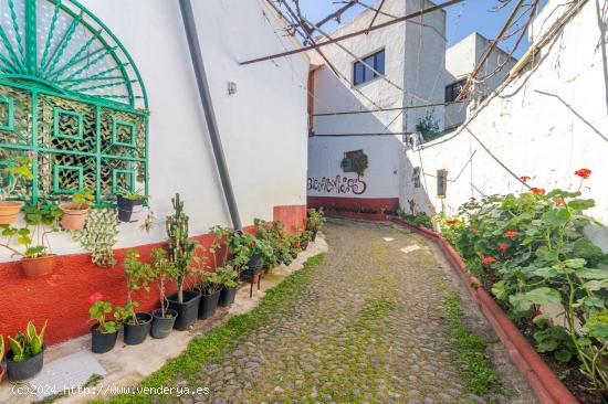 Fabuloso terreno con edificación existente, totalmente urbano en un enclave natural  La Calzada  - 