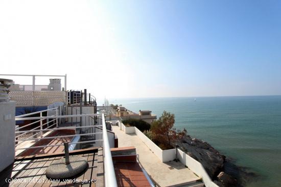 Casa pareada con piscina comunitaria frente al mar en Sitges!! - BARCELONA