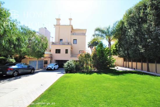 Casa catalogada con licencia turística en primera línea de mar en Sitges!!! - BARCELONA