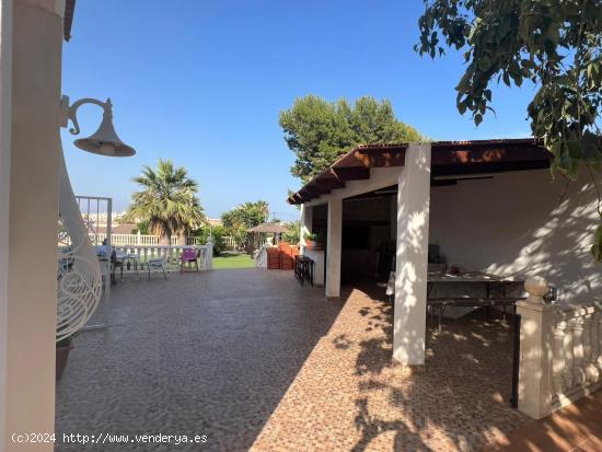 Chalet independiente en venta con amplia parcela y piscina en Mutxamel - ALICANTE