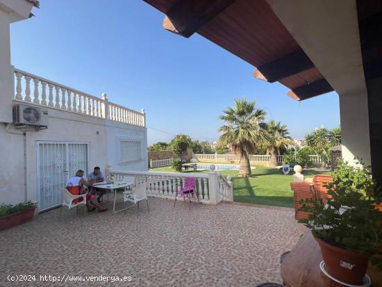 Chalet independiente en venta con amplia parcela y piscina en Mutxamel - ALICANTE