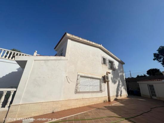 Chalet independiente en venta con amplia parcela y piscina en Mutxamel - ALICANTE