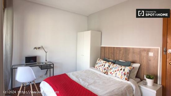 Habitación luminosa en alquiler en apartamento de 6 dormitorios en Retiro - MADRID