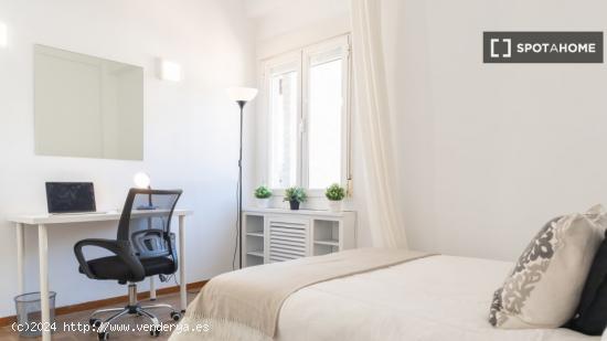 Se alquilan habitaciones en apartamento de 6 dormitorios en Madrid - MADRID