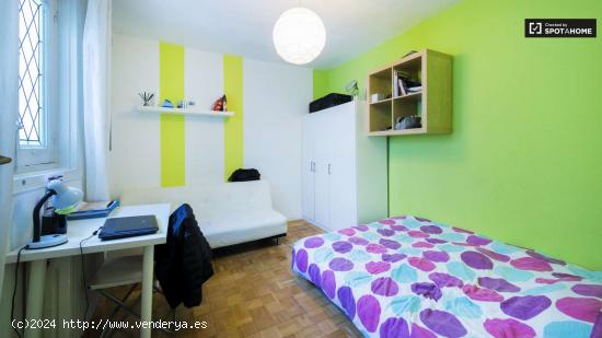 Cama doble en siete habitaciones coloridas para alquilar cerca de Alonso Martinez - MADRID