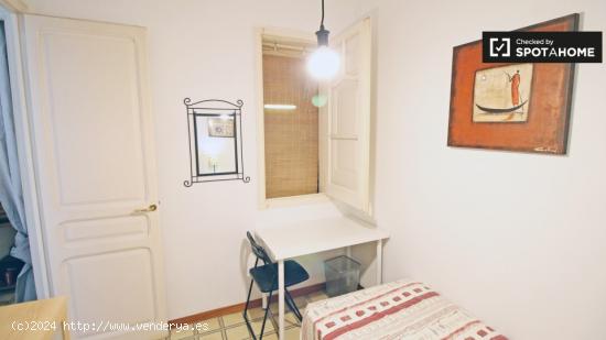 Habitación interior con cómoda en piso compartido, Eixample - BARCELONA