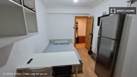 Se alquila habitación en piso de 4 habitaciones en Zaragoza - ZARAGOZA