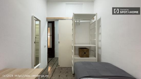 ¡Habitación en alquiler en piso de 5 habitaciones en Barcelona! - BARCELONA