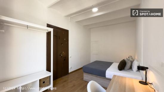 Se alquila habitación en piso de 5 habitaciones en El Raval - BARCELONA