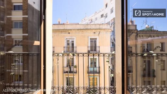 Se alquila habitación en piso de 5 habitaciones en El Raval - BARCELONA