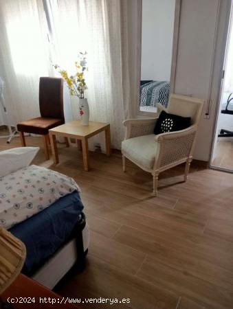  Se alquilan habitaciones en apartamento de 3 dormitorios en Playa De La Victoria - CADIZ 