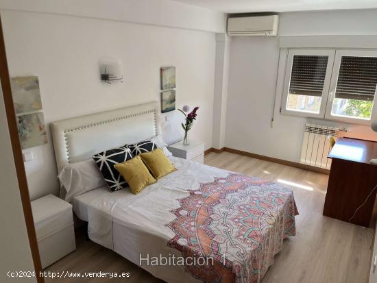  Amplia habitación en alquiler en piso de 4 dormitorios en Príncipe Pío - MADRID 