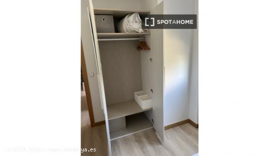 Acogedora habitación en alquiler en un apartamento de 4 dormitorios en Príncipe Pío - MADRID