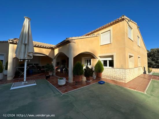  ¡En venta! Chalet familiar con piscina en El Baradello, Alcoy - ALICANTE 