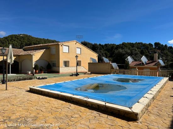 ¡En venta! Chalet familiar con piscina en El Baradello, Alcoy - ALICANTE