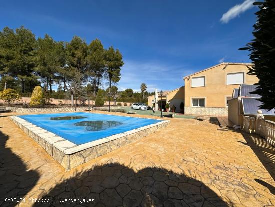 ¡En venta! Chalet familiar con piscina en El Baradello, Alcoy - ALICANTE