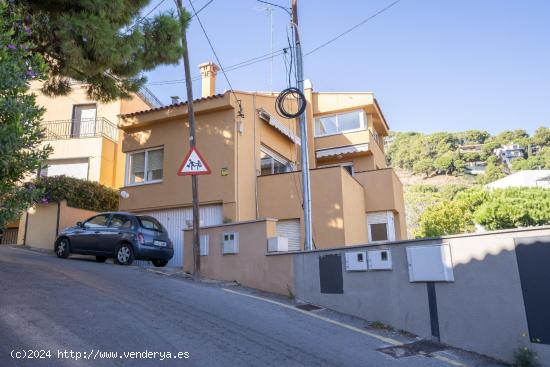 Casa con piscina y vistas al mar - BARCELONA