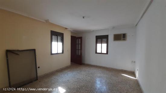 CASABANCO  VENDE  PISO  DE CUATRO DORMITORIOS EN BADAJOZ - BADAJOZ