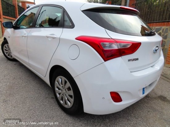 Hyundai i30 1.5 CRDI 6VEL-KLIMATIZADOR-PARKTRONIC-CD BLUETOOTH de 2017 con 97.000 Km por 5.900 EUR. 