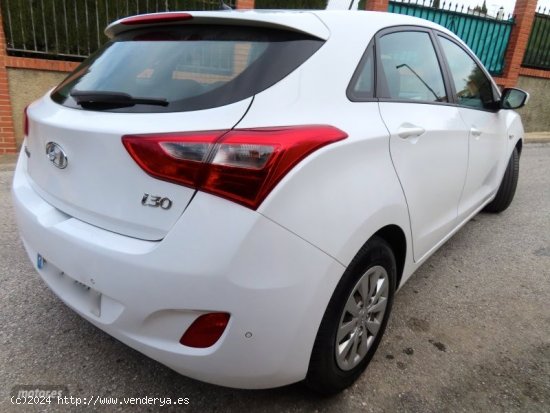 Hyundai i30 1.5 CRDI 6VEL-KLIMATIZADOR-PARKTRONIC-CD BLUETOOTH de 2017 con 97.000 Km por 5.900 EUR. 