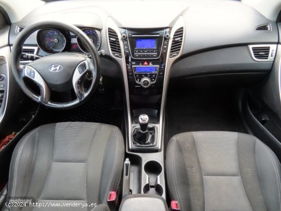 Hyundai i30 1.5 CRDI 6VEL-KLIMATIZADOR-PARKTRONIC-CD BLUETOOTH de 2017 con 97.000 Km por 5.900 EUR. 