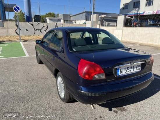 Ford Mondeo 2.0 ghia de 1999 con 125.000 Km por 1.850 EUR. en Madrid