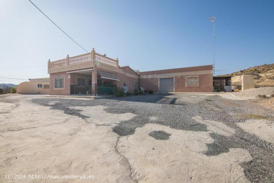 Tu casa de campo a 5 minutos de Elche de 4 habitaciones y 2 baños con dos naves y almacén!!! - ALI