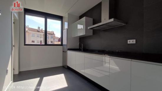 EXCLUSIVA VIVIENDA SEMINUEVA PRÓXIMA AL CENTRO DE OURENSE - ORENSE