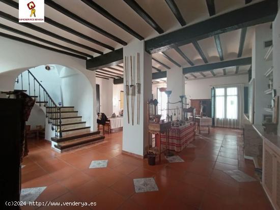 IMPRESIONANTE CASA SEÑORIAL DE TRES PLANTAS  CON COCHERA EN EL CORAZÓN DE BENISSA - ALICANTE