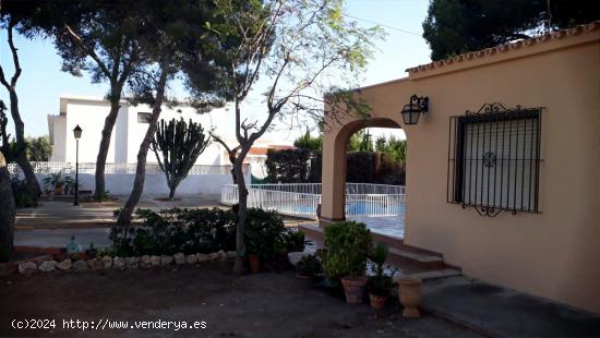 CHALET EN PUEBLO LEVANTINO - ALICANTE