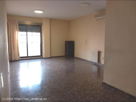 Se vende piso en Arrancapins , interior a patio de manzanas de 3 habitaciones y 2 baños, - VALENCIA