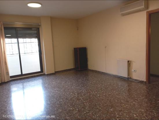 Se vende piso en Arrancapins , interior a patio de manzanas de 3 habitaciones y 2 baños, - VALENCIA