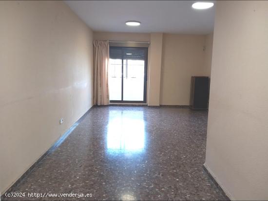 Se vende piso en Arrancapins , interior a patio de manzanas de 3 habitaciones y 2 baños, - VALENCIA