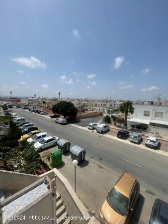  ADOSADO CON PISCINA COMUNITARIA Y SOLÁRIUM CON VISTAS DESPEJADAS - ALICANTE 