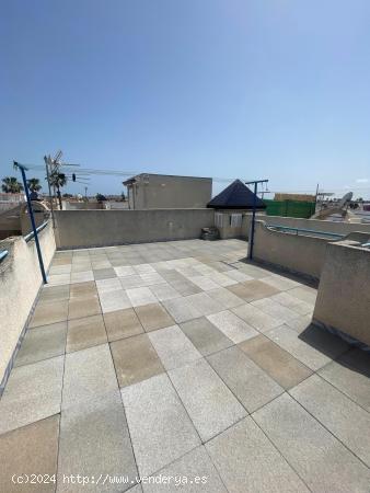 ADOSADO CON PISCINA COMUNITARIA Y SOLÁRIUM CON VISTAS DESPEJADAS - ALICANTE