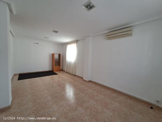 Bungalow en Urbanización con Parking y Piscina, Zona colegios - ALICANTE