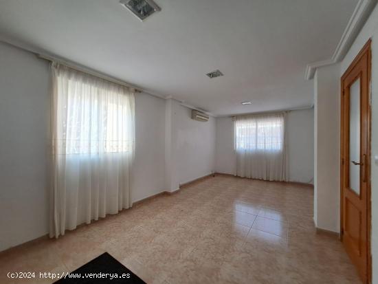 Bungalow en Urbanización con Parking y Piscina, Zona colegios - ALICANTE