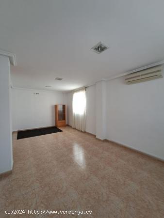 Bungalow en Urbanización con Parking y Piscina, Zona colegios - ALICANTE