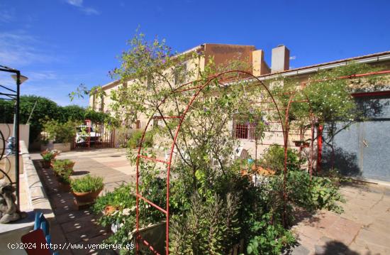 Ideal casa con terreno en Novelda, en zona tranquila y cerca de todo. - ALICANTE