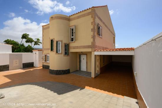 Chalet independiente con piscina y vistas al mar en Montaña la Data - LAS PALMAS