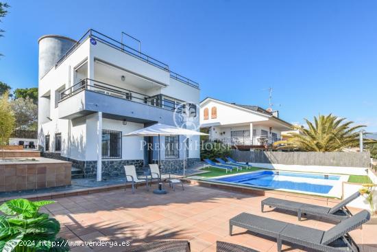 Casa en venta con fantásticas vistas, licencia turística y piscina en Sant Pol de Mar - BARCELONA