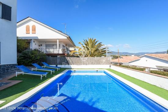 Casa en venta con fantásticas vistas, licencia turística y piscina en Sant Pol de Mar - BARCELONA