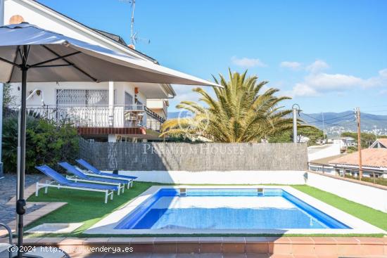 Casa en venta con fantásticas vistas, licencia turística y piscina en Sant Pol de Mar - BARCELONA