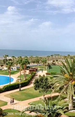 REFORMADO CON PISCINA Y TERRAZA EN PRIMERA LÍNEA DE PLAYA - ALMERIA