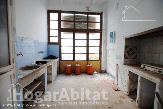 ESPACIOSA CASA CON TERRAZA Y CON MUCHAS POSIBILIDADES - VALENCIA